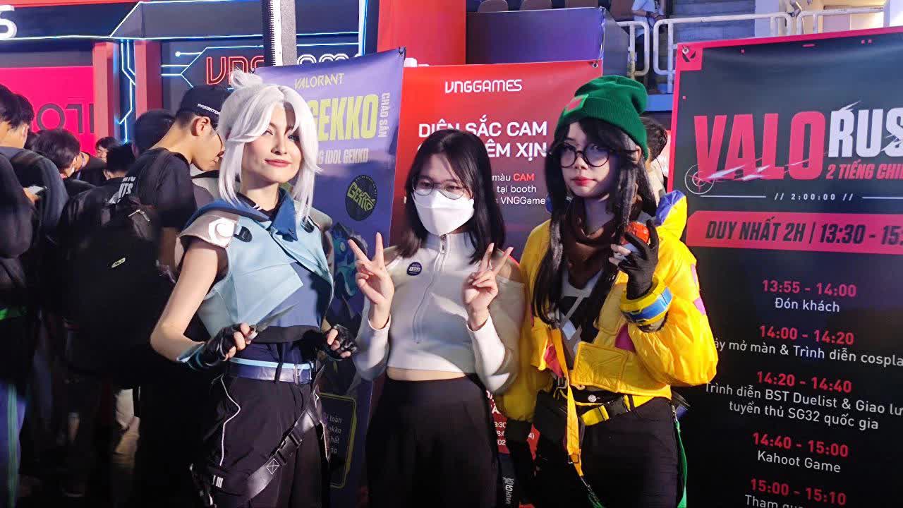 Check in with cosplayers of Jett (left) and Killjoy (right) - source: VNGGames