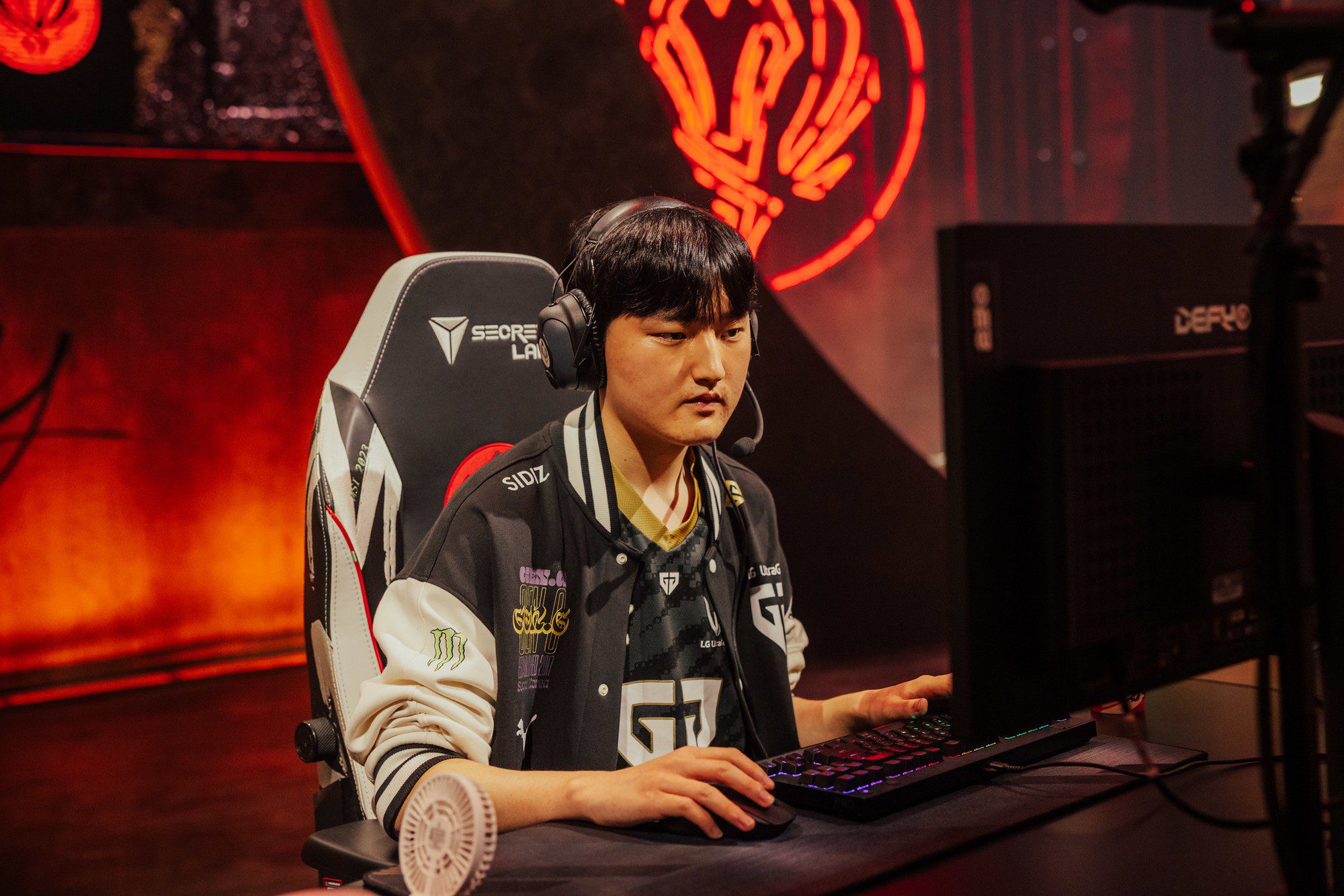 Young ADC Peyz overshadowed veteran Hans sama on the other side - source: LoL Esports