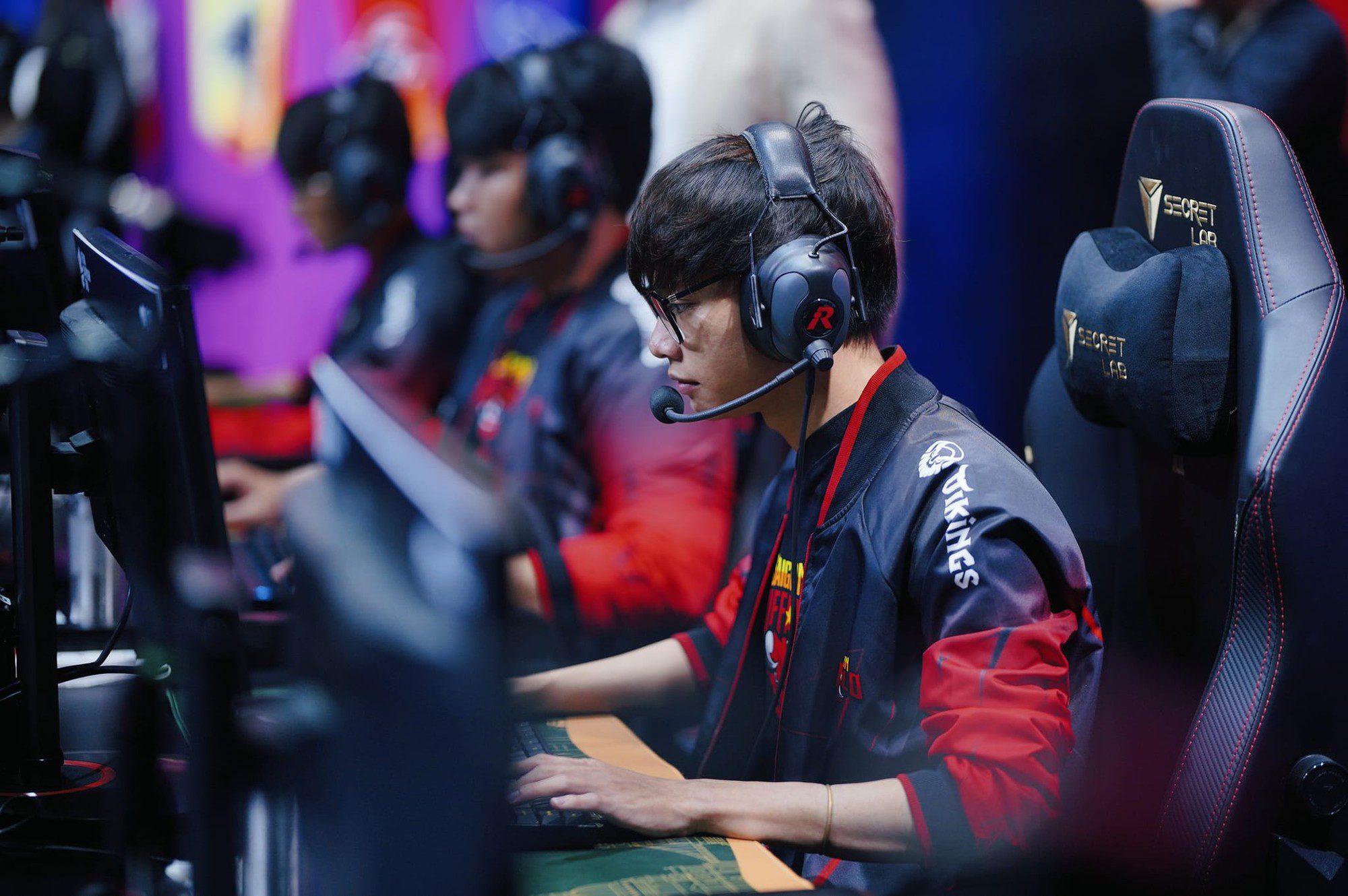 Caster Hoàng Luân's comments have left many fans worried about the future of VCS and its teams - source: VCS Fanpage