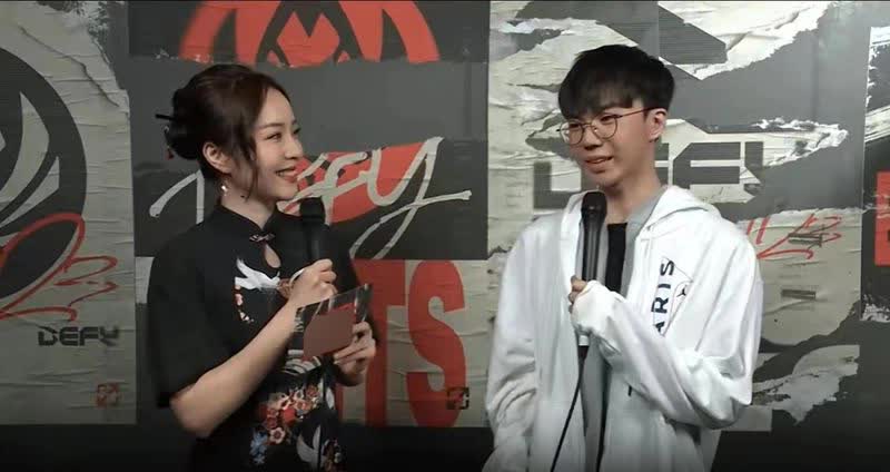 She asked JunJia why he used the EDG Viego skin - source: Sohu