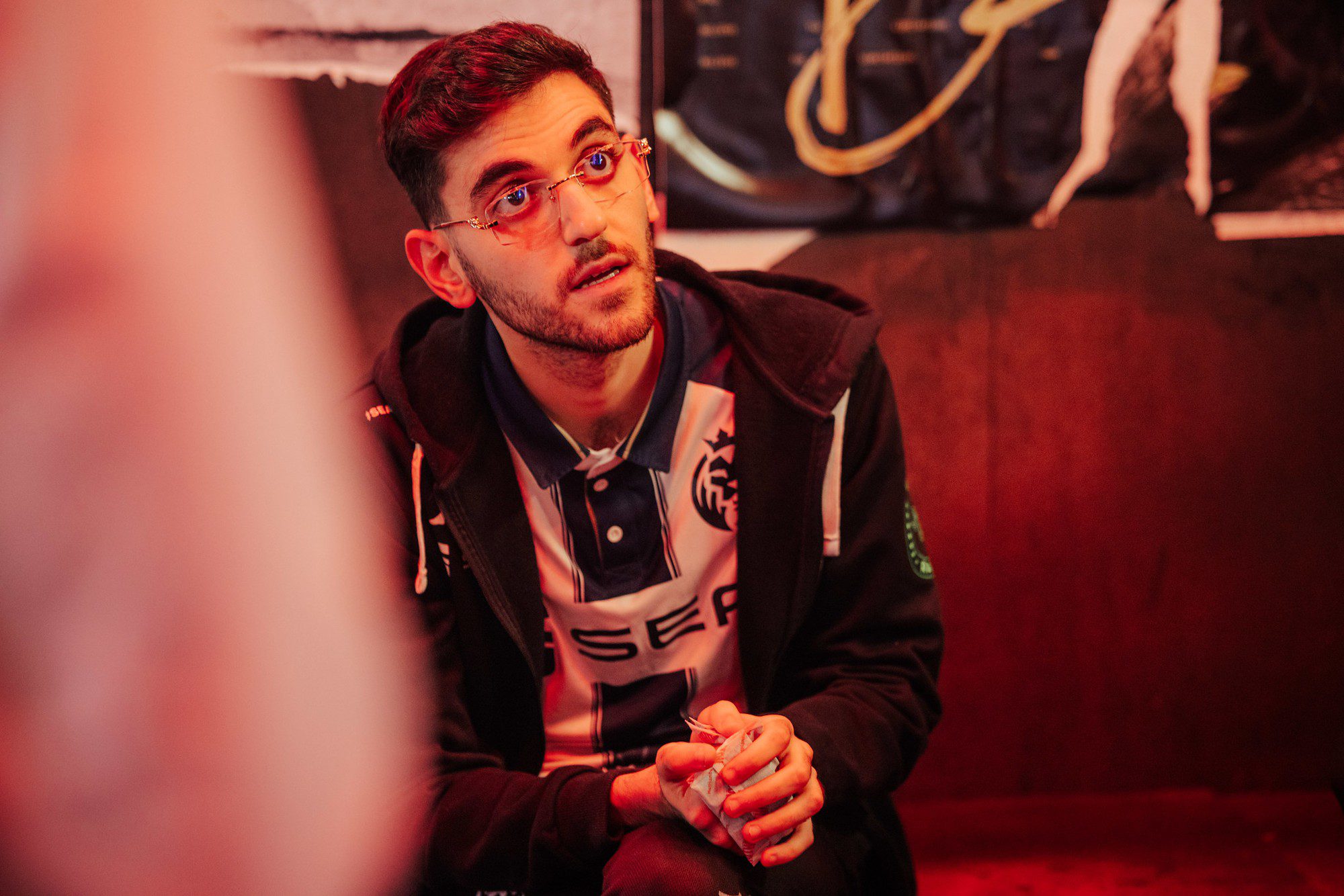 A commentator on the co-stream channel licensed by Riot harshly criticized Nisqy - source: LoL Esports