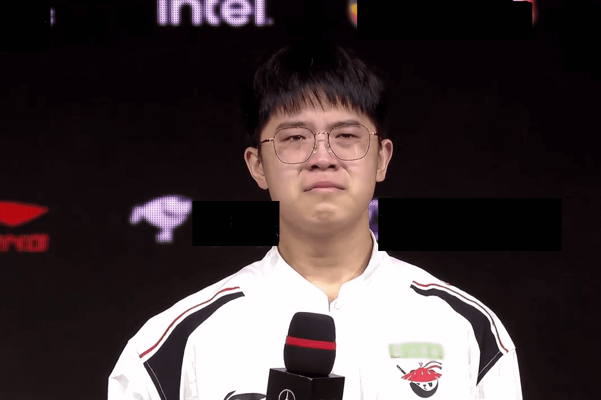 Player Xiaohao breaks down on stage after winning