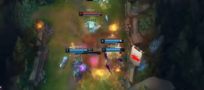 Jiejie frequently assisted the bot lane in game 3 to amplify Uzi's advantage