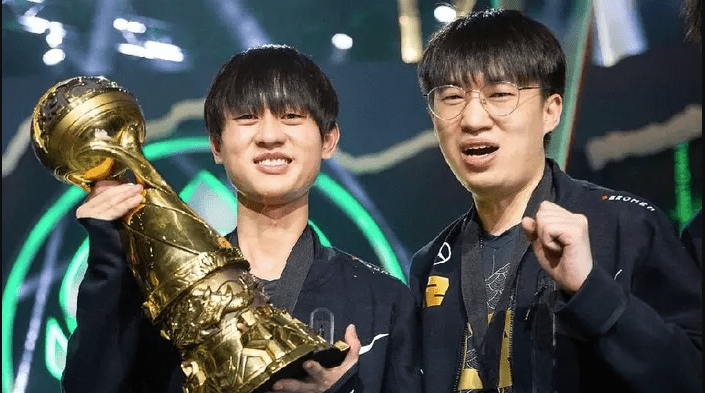 Xiaohu (the one on the right) was an outstanding Top Laner in the 2021 season