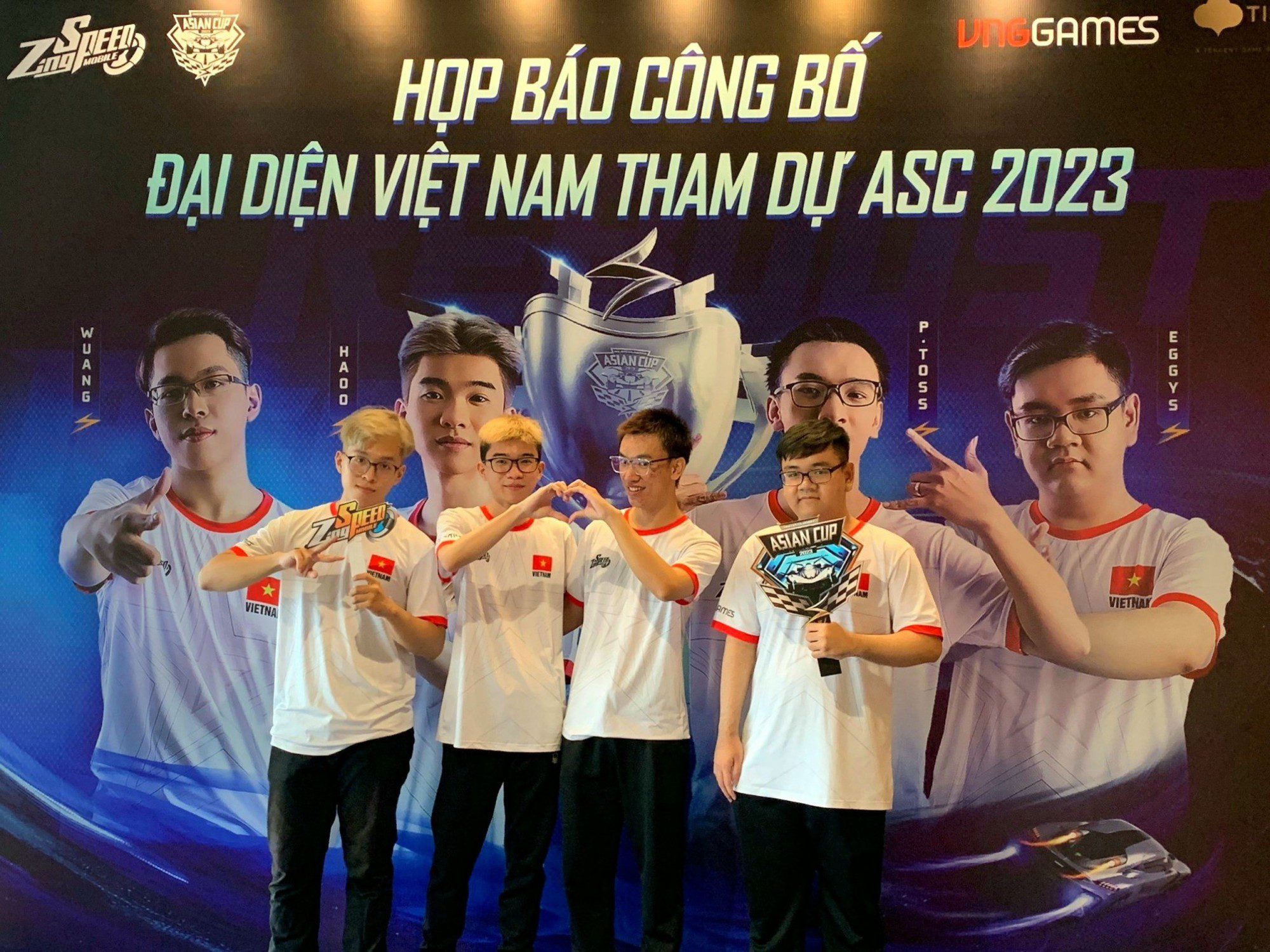 4 players representing the ZingSpeed Mobile community of Vietnam participating in the Asian Cup 2023 tournament