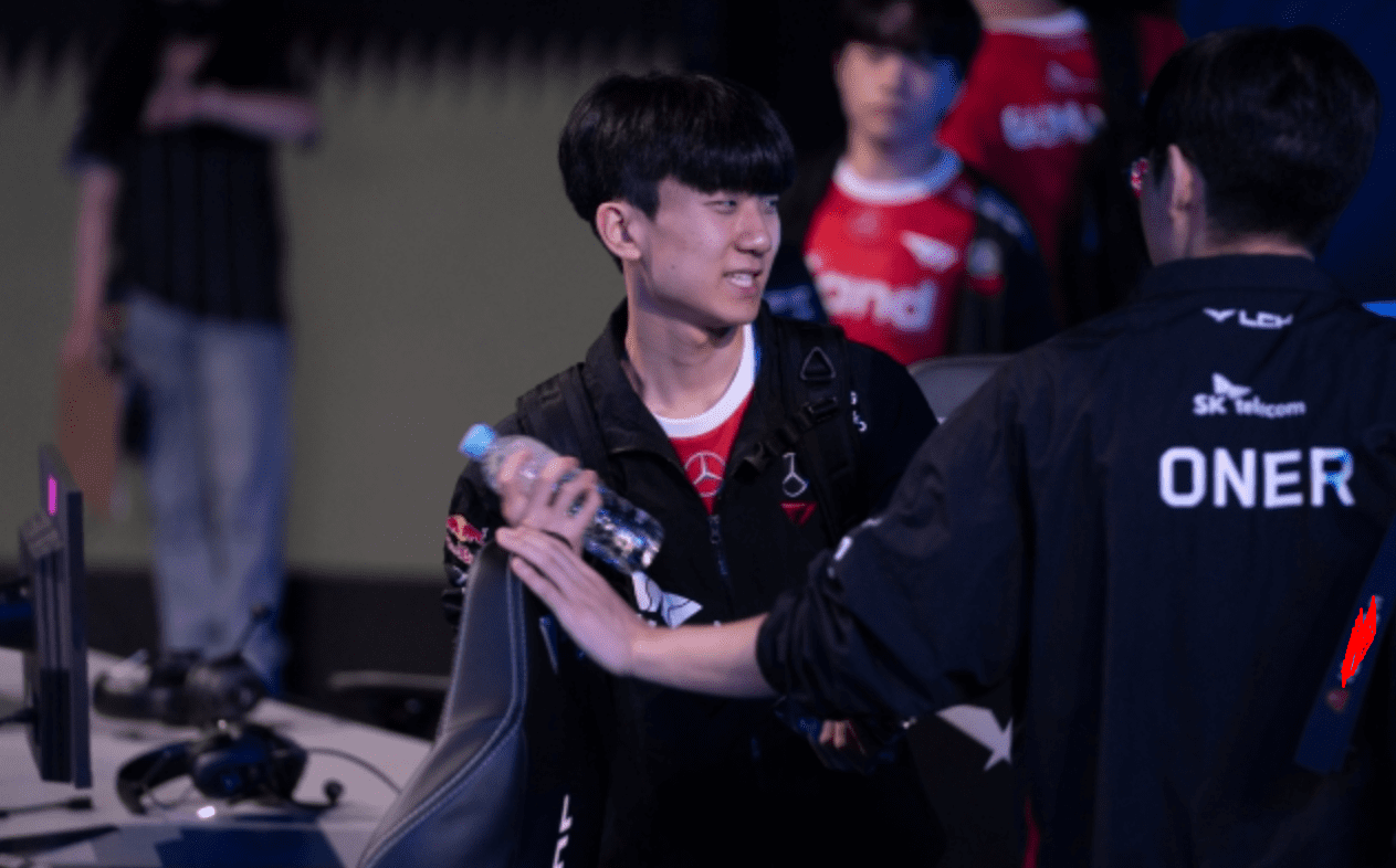 The young player from T1 needs significant support from teammates and coaches