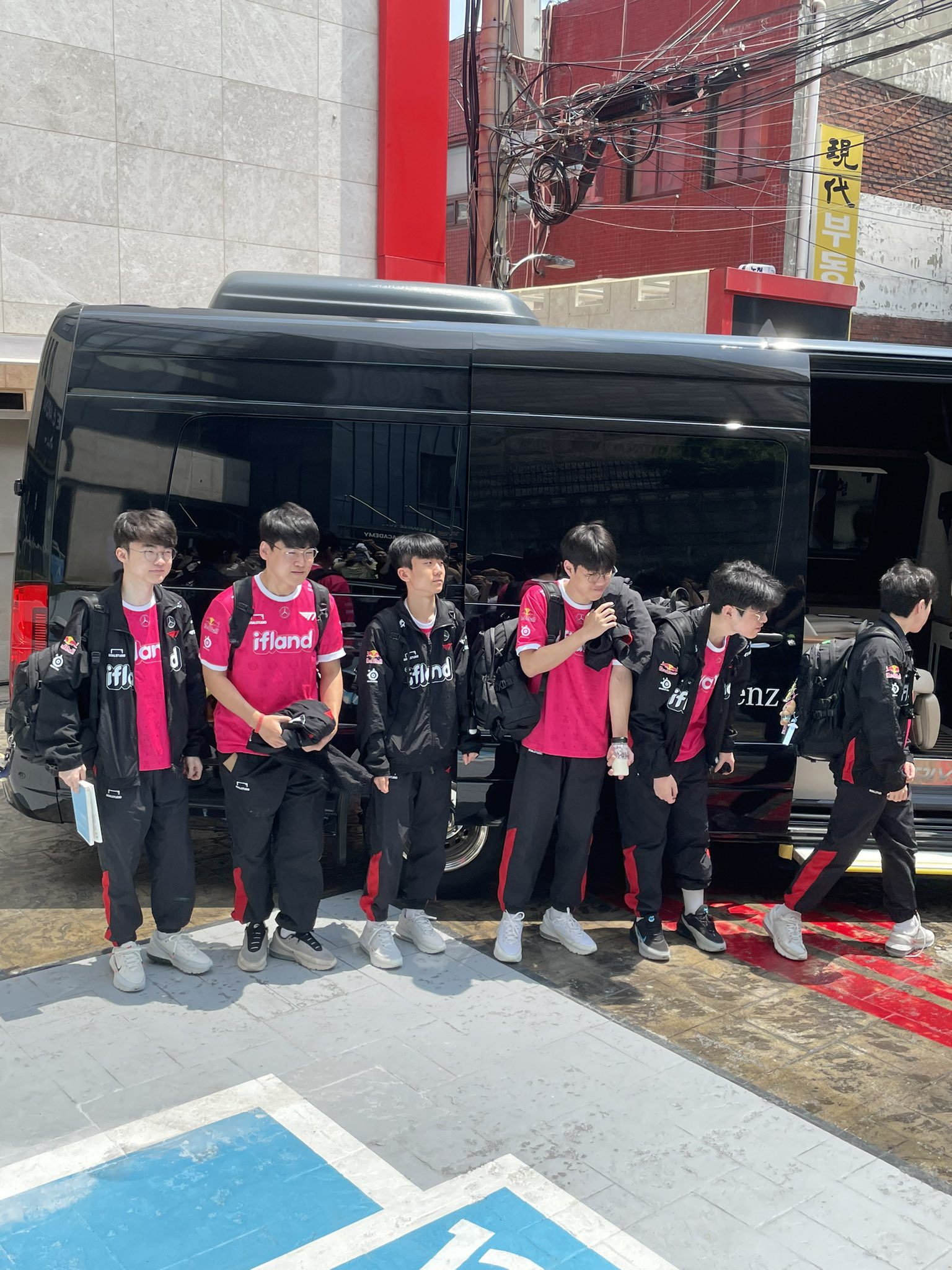 Faker appears and moves with his teammates to the stadium