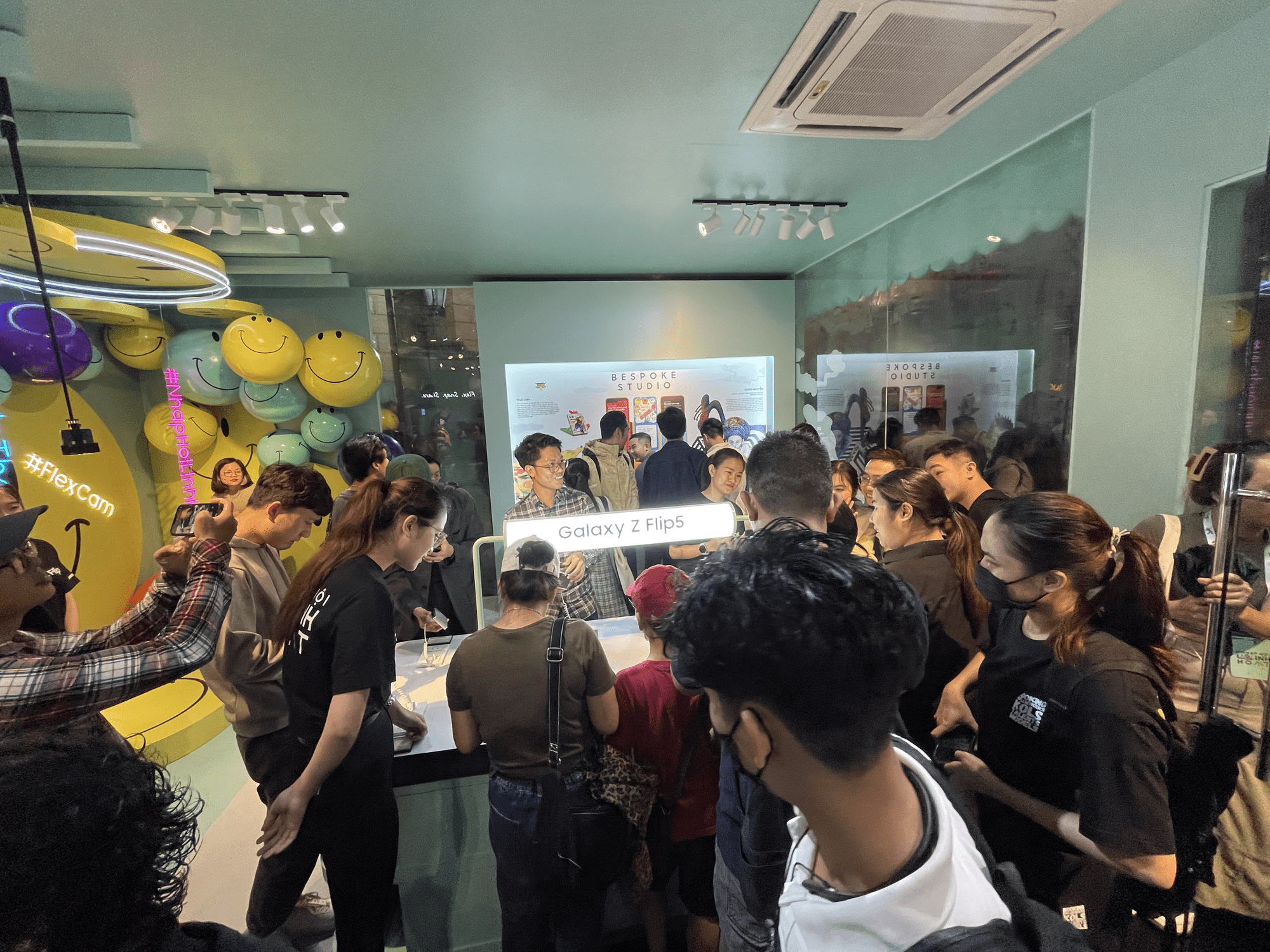 Many users attended to experience Samsung's new products during the Samsung Galaxy Unpacked 2023 event