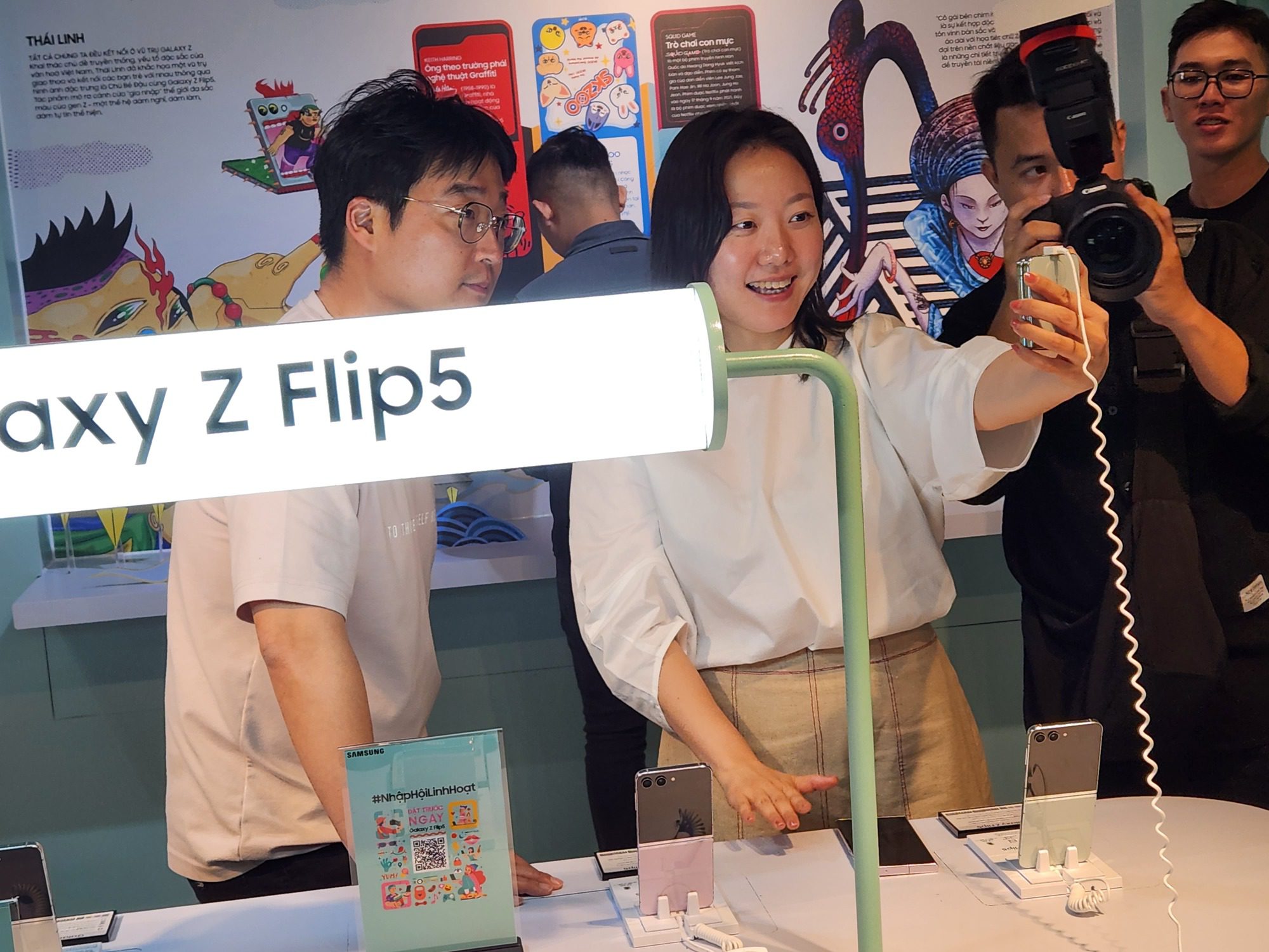 Customers enjoying photography technology from the back of the Galaxy Z Flip5