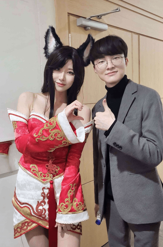 Faker only knows how to 'like' when standing next to beautiful 'fangirls' is not unusual for fans