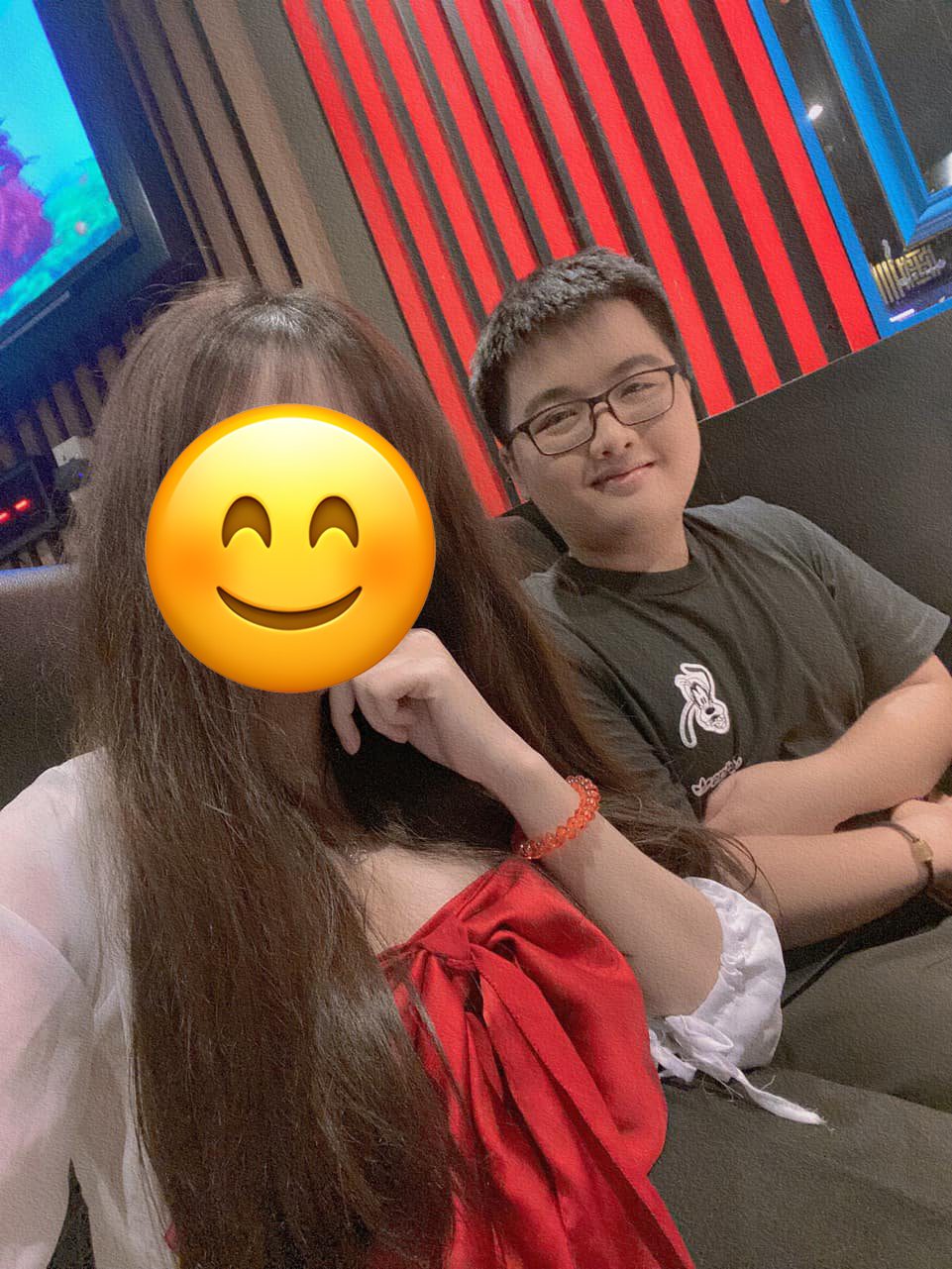 She is said to be close to Dia1 and is a fan of SE
