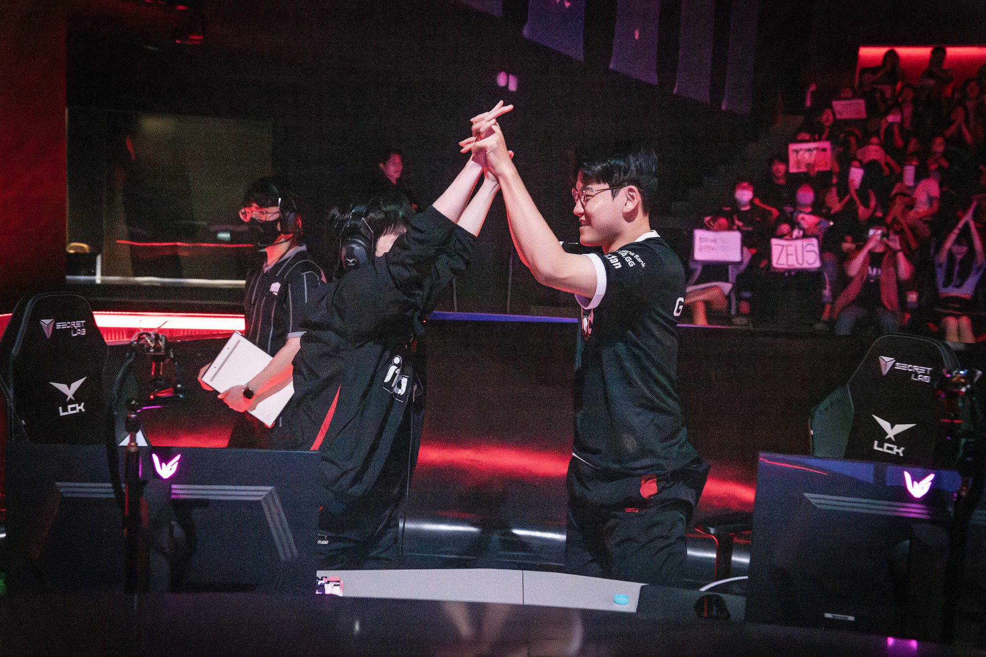 T1 convincingly defeats KT
