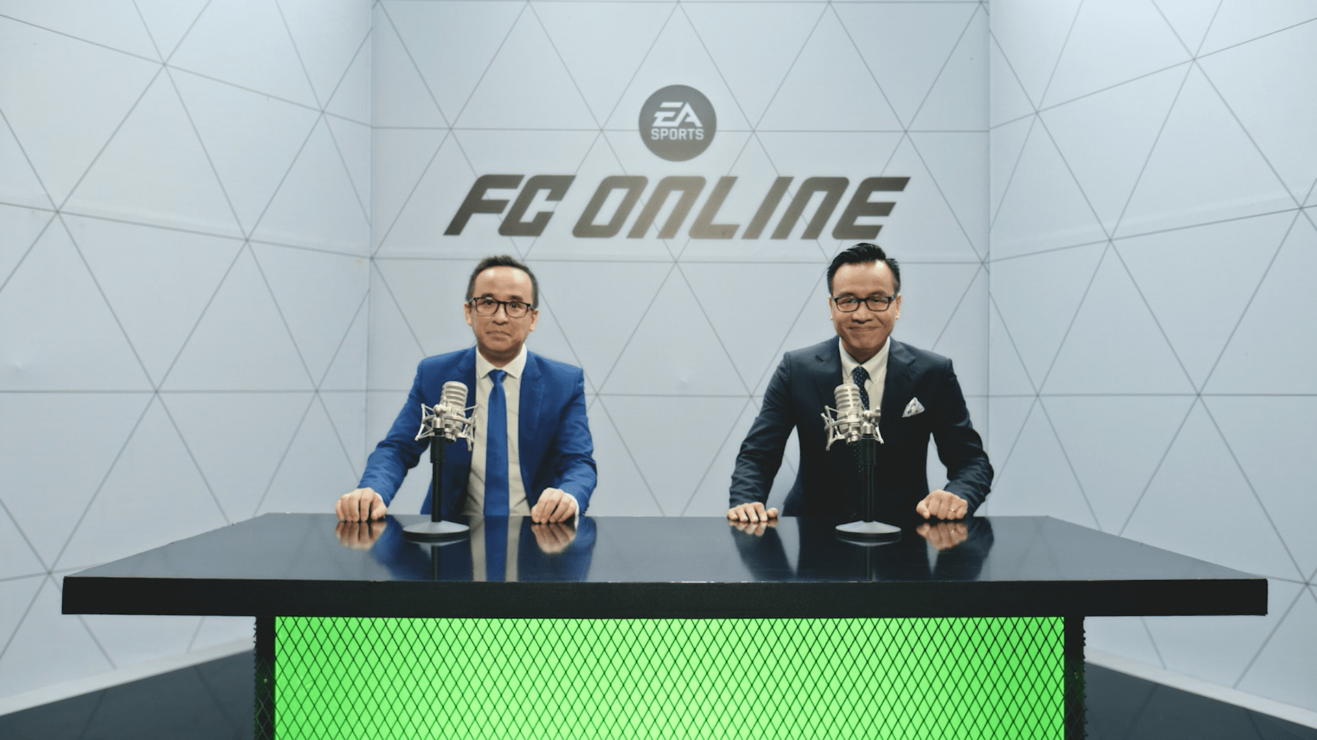 Commentator duo Nguyễn Khắc Cường and Tạ Biên Cương
