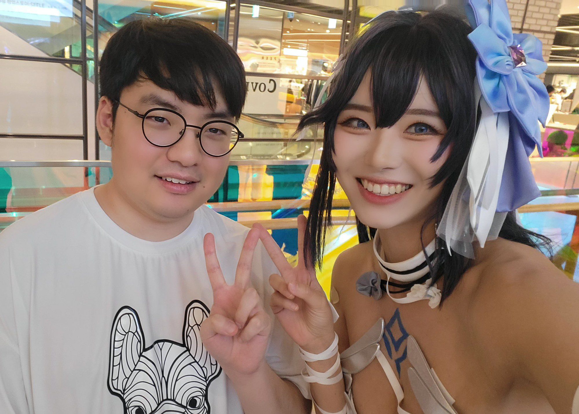 BeryL attending a gaming event and checking in with a beautiful female cosplayer