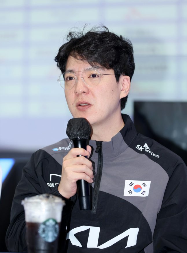 Coach kkOma reveals the intense training schedule of the Korean LoL players