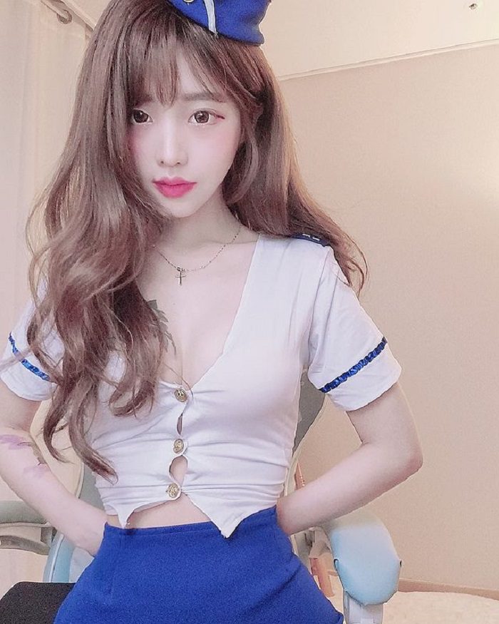 Yoo pursues a sexy style when streaming