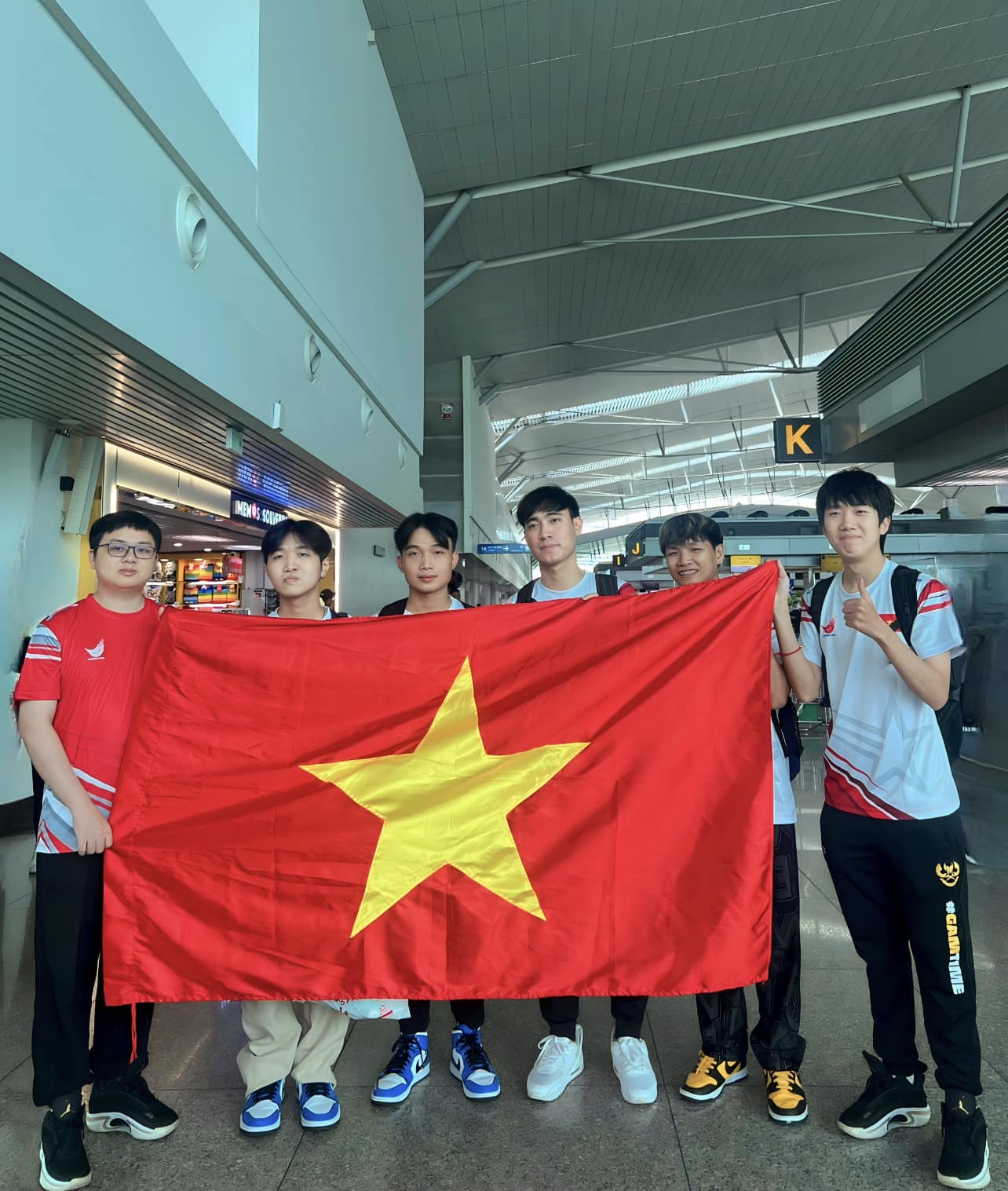 SofM and his teammates traveling to South Korea for the friendly match against the Korean LoL team