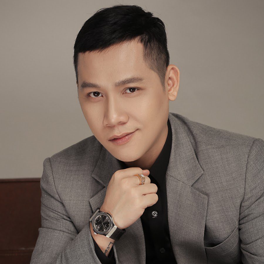Teacher Ba's streaming style often aims for a casual, natural approach