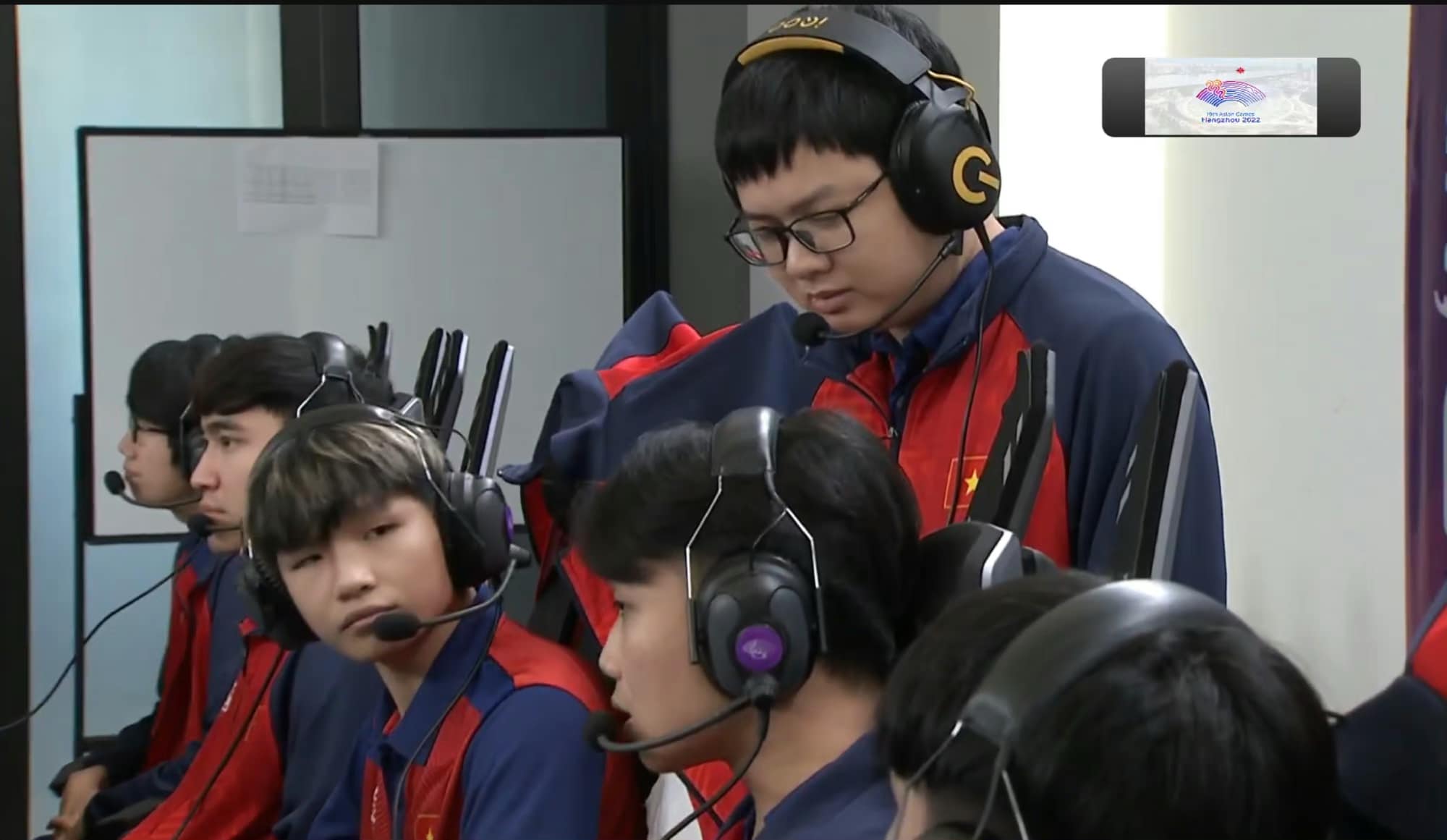 SofM receives cheers from LPL fans after the match