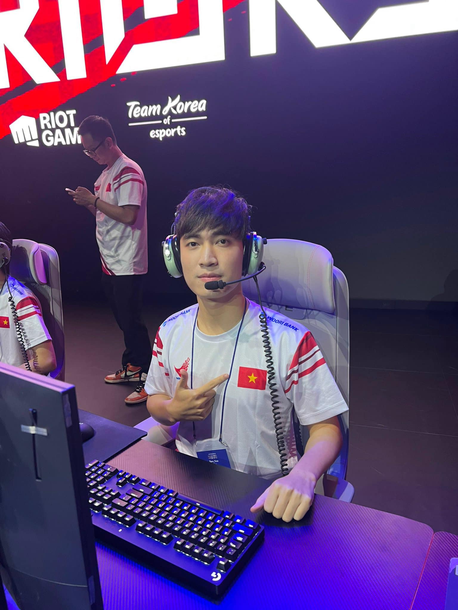 The Vietnamese LoL team has a friendly match with the Korean LoL team