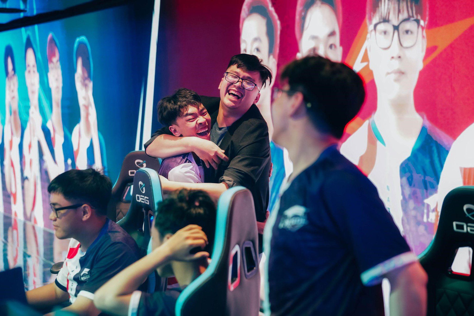 The overwhelming joy of the HUFLIT - Xin Giải Nhì team players when winning the NSOC 2023 championship (League of Legends).