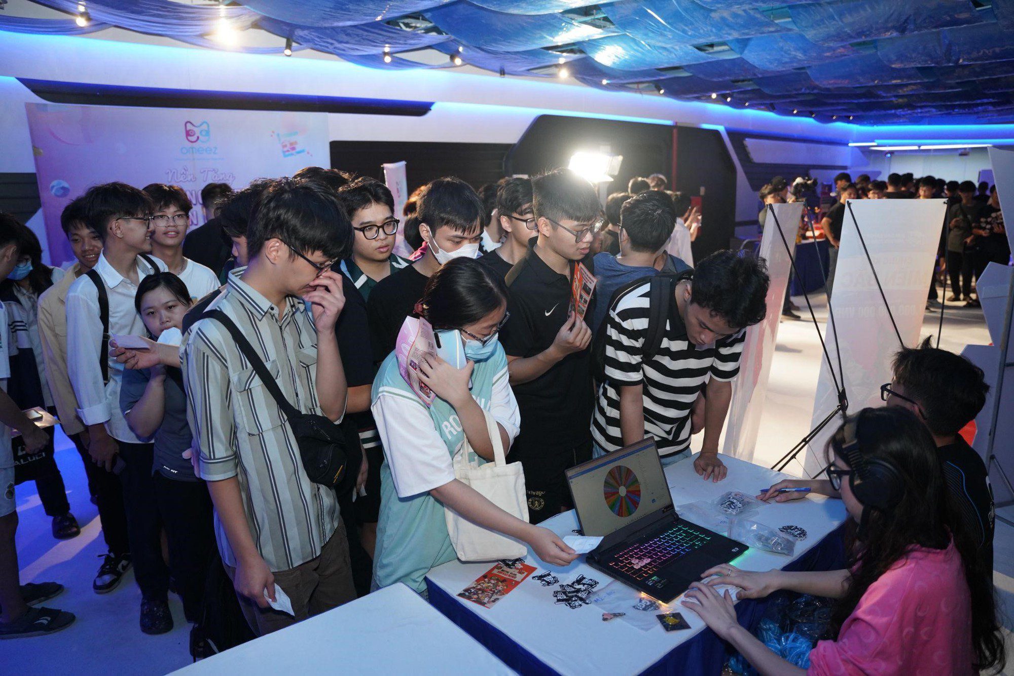 Long line of gamers checking in at the event…