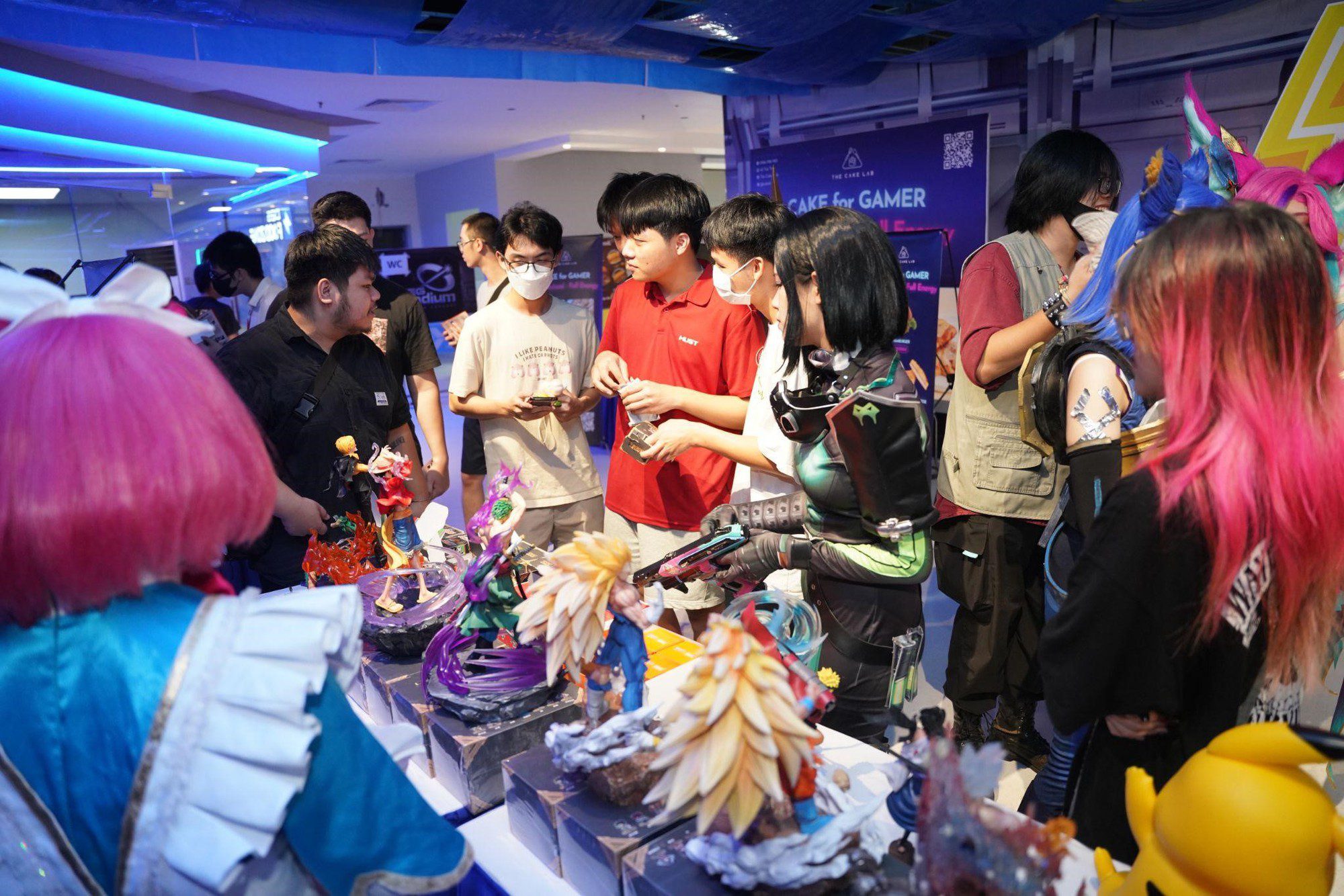 … and visiting partner brand booths.