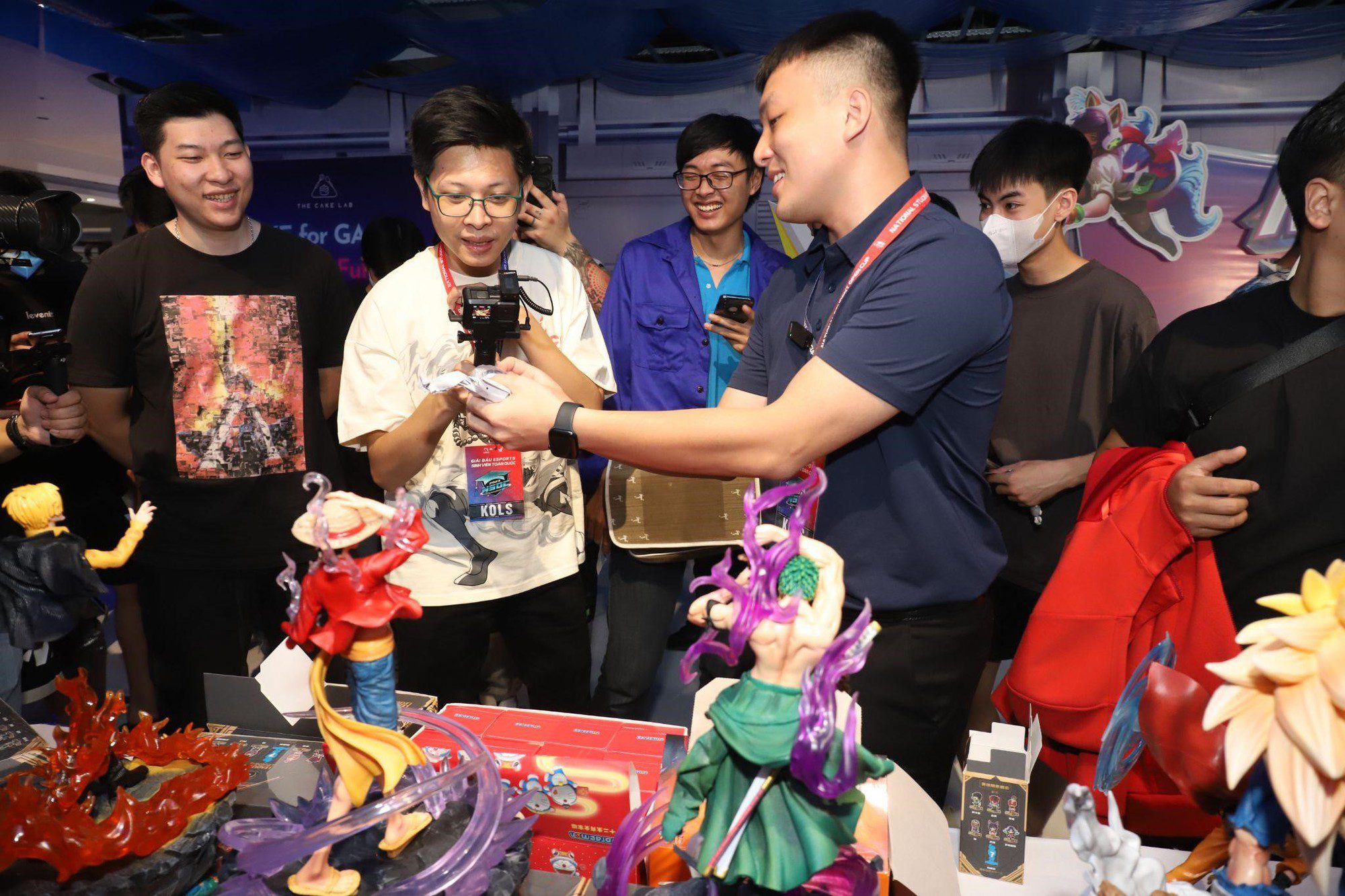 Bomman and Theanh96 taking the opportunity to vlog at the event.