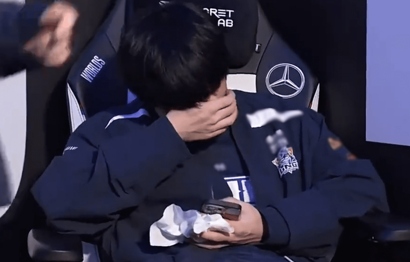 The image of GALA in tears after the loss to T1 has left fans heartbroken