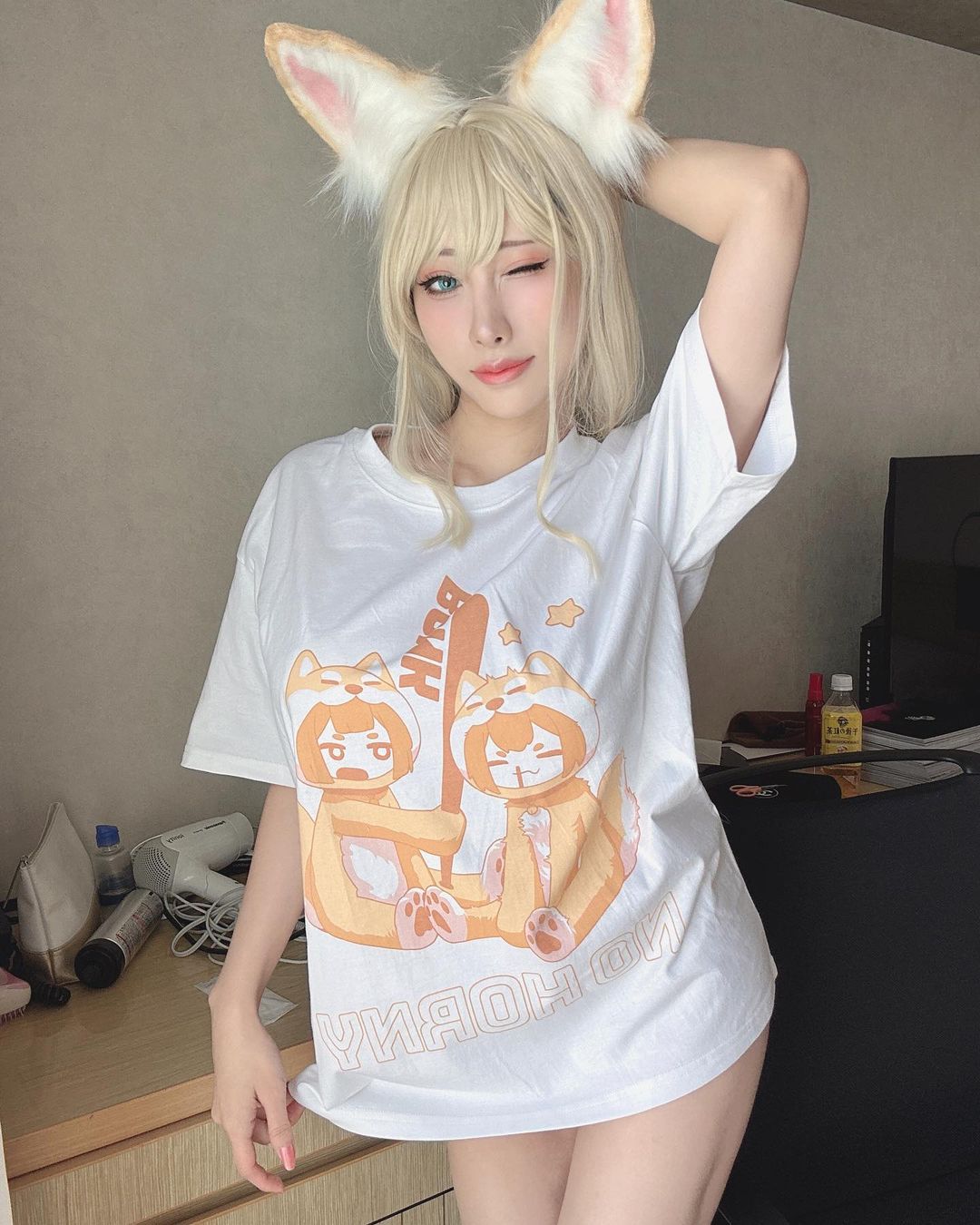 She possesses alluring beauty, perfect figure, and a seductive cosplay style