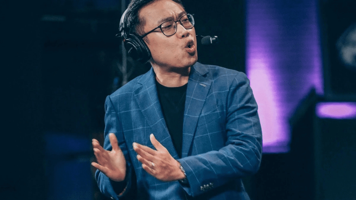 Commentator Hoàng Luân is famous for his 'reverse prediction passive'