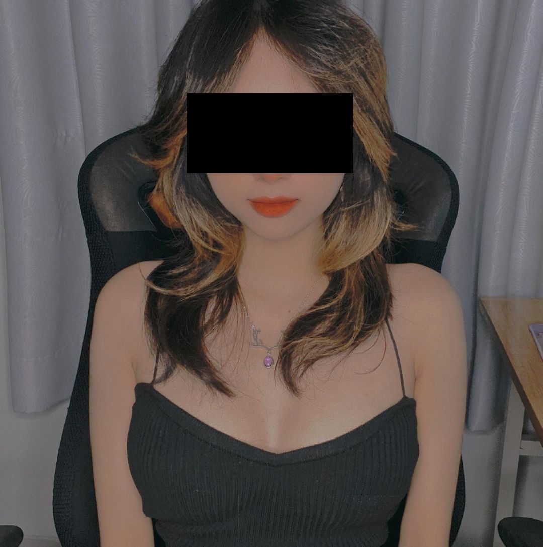 The female referee also operates on a paid photo-sharing platform
