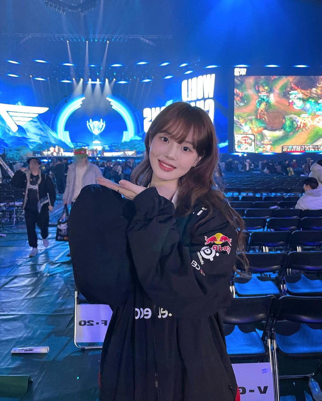 She also came to support T1 at Worlds 2023 wearing a T1 shirt