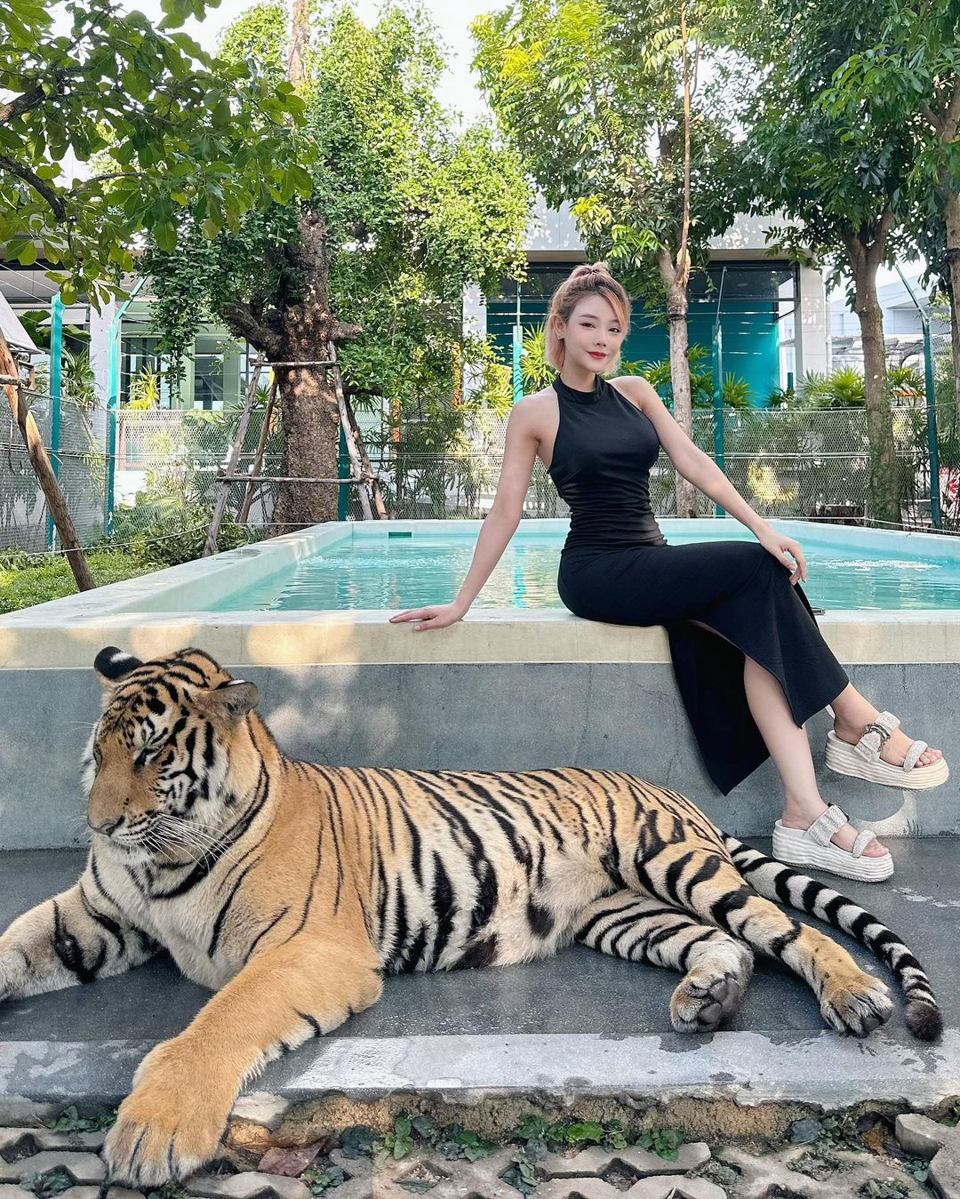 The hot girl is arguably more alluring and seductive than MC Remind