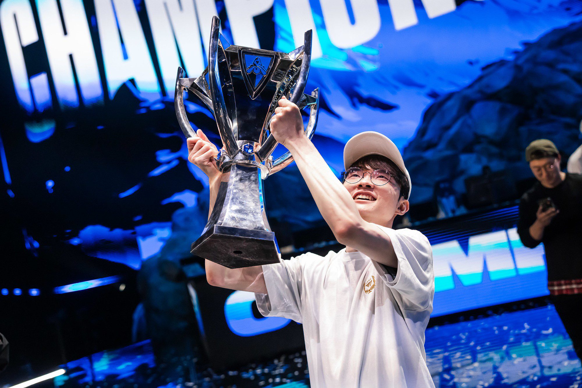 Faker surpasses Bengi to become the player with the most Worlds championships