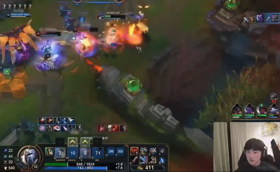 JackeyLove continuously made smart moves to both dodge abilities and deal damage to opponents