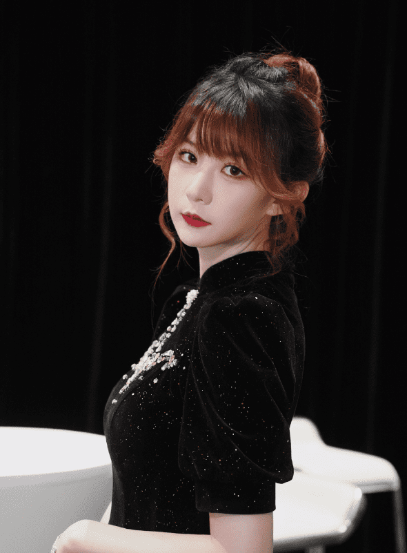 Top LPL commentator - TongXi shares that despite working hard for many years, she still can't buy a house in Shanghai