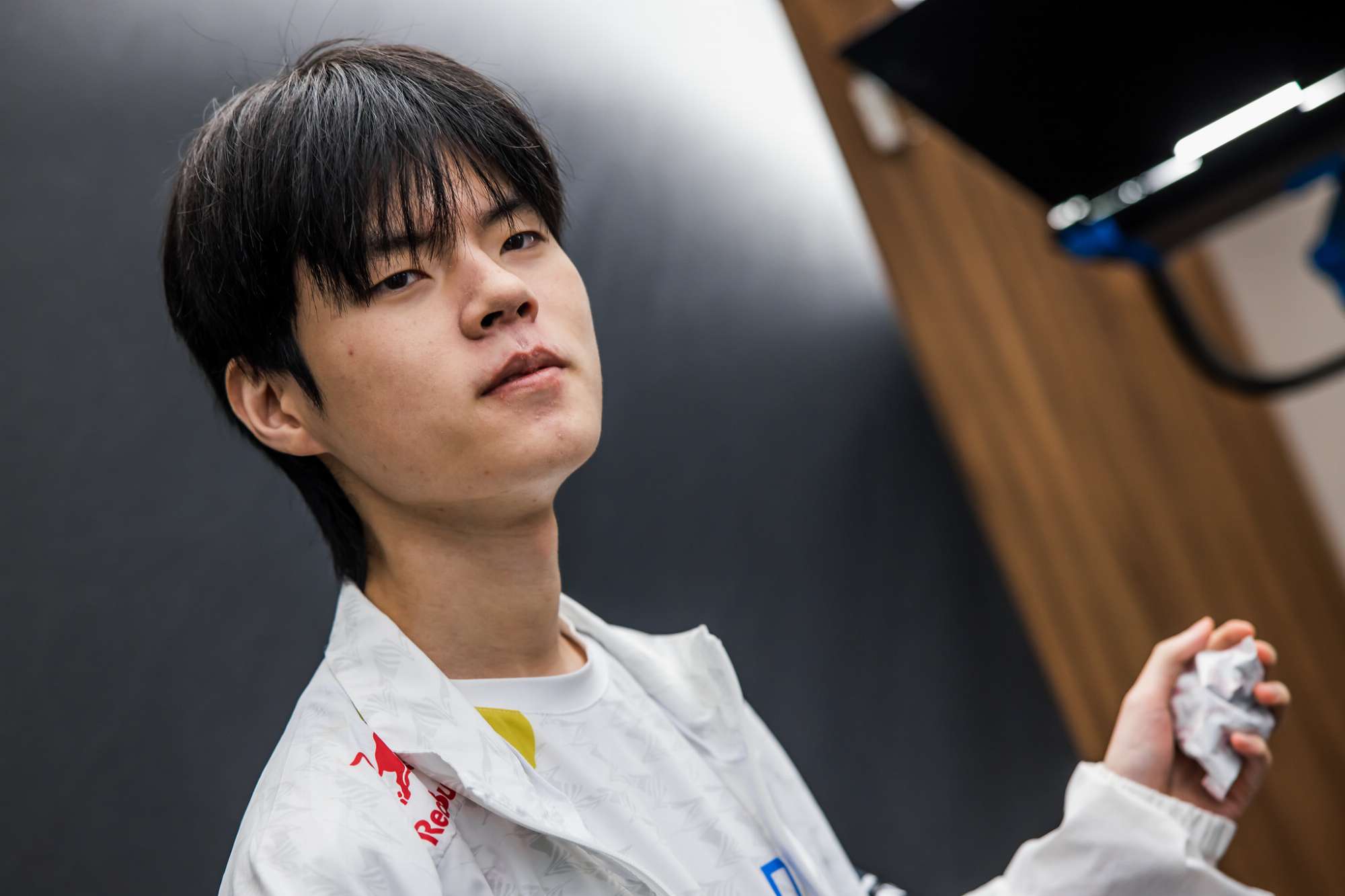 Many opinions note that Faker's father looks quite similar to Deft