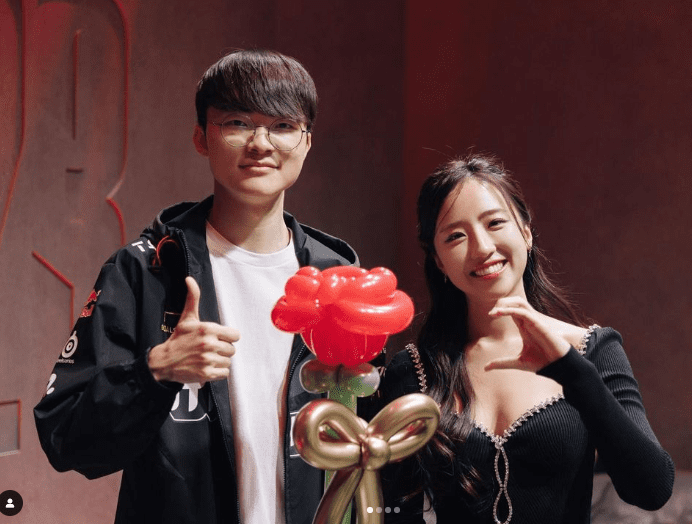 No matter how beautiful a girl is, Faker remains indifferent, making it hard for him to remember names