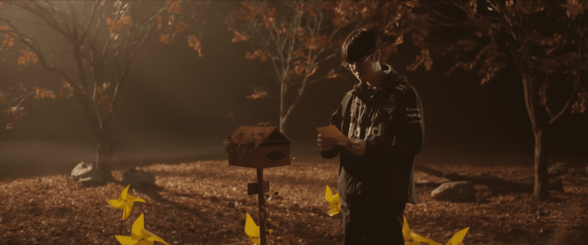 Oner reading a fan letter