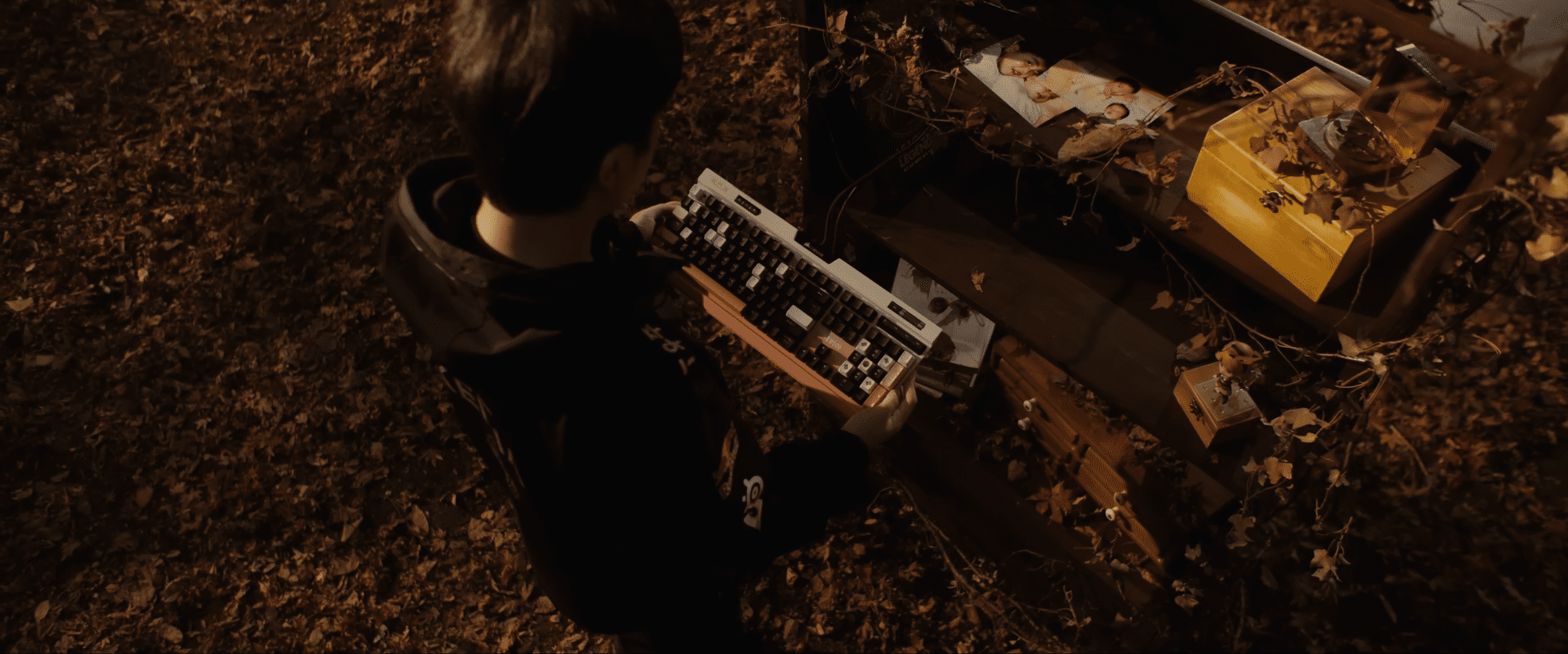 Keria with his custom keyboard gift from fans