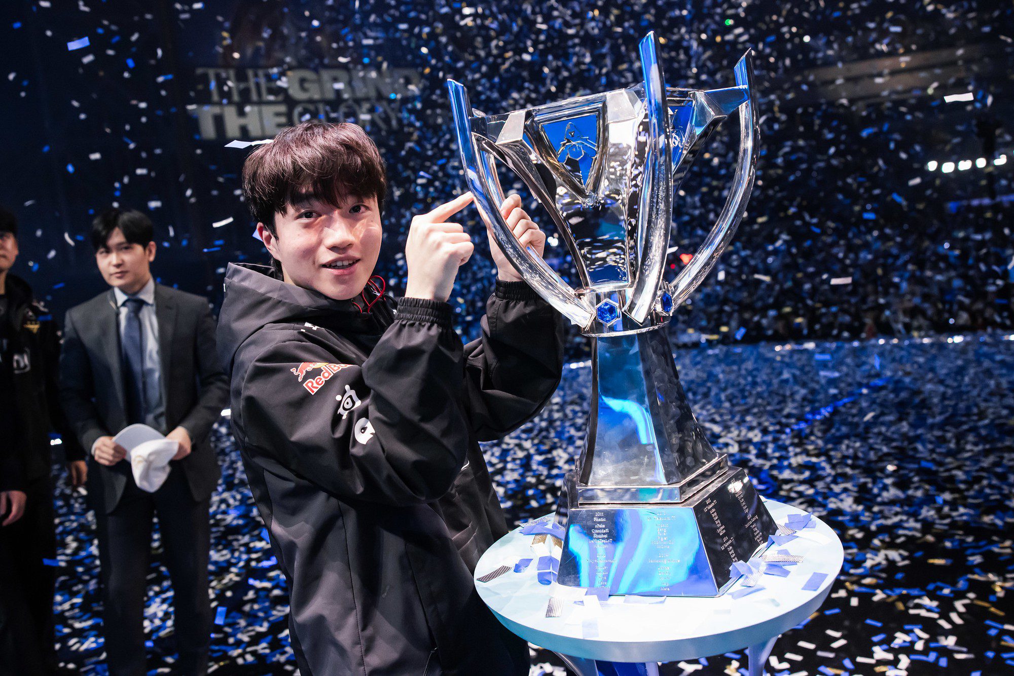 But Keria couldn't get his favorite Lux skin because WBG lost too quickly in all 3 games of the finals