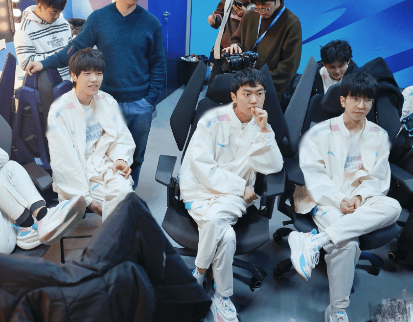 Knight, despite just suffering from food poisoning, still had to compete with BLG at the Demacia Cup
