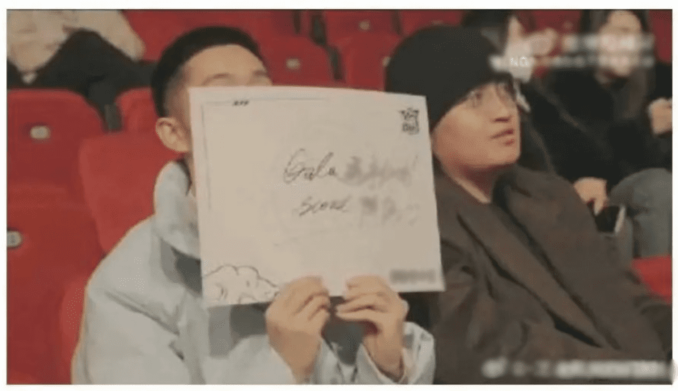 The image of a fan writing a statement that 'throws shade' at Scout appeared in LNG's own video