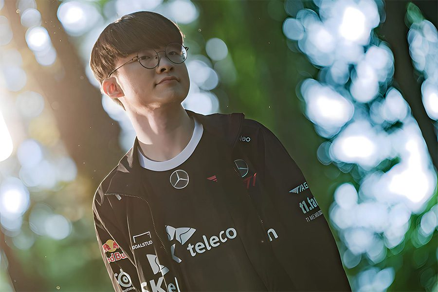 Even though he is great, Faker always shows proper attitude towards everyone around him
