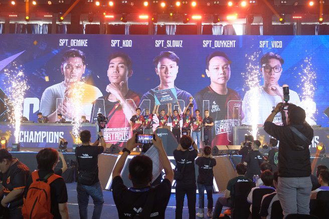 The moment champion Spartacus CSĐN is celebrated on stage