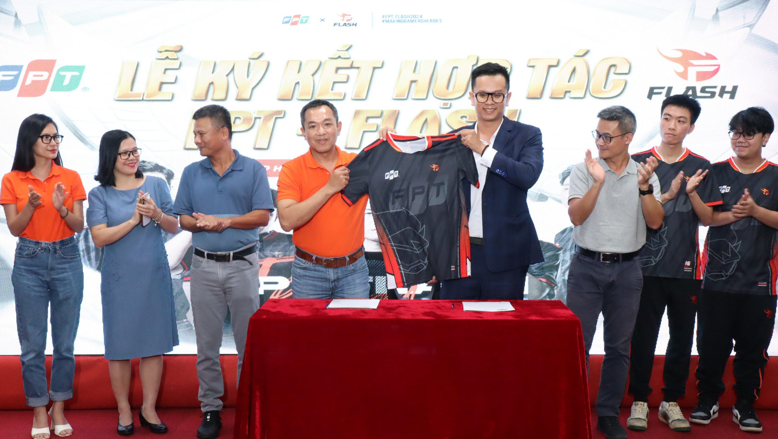 Representatives of FPT Telecom present new jerseys to Team Flash, marking a new beginning in the field of esports for both parties.