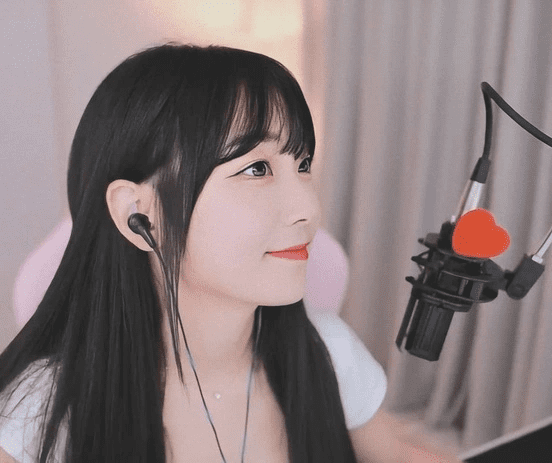 It's not uncommon for female streamers to play League of Legends