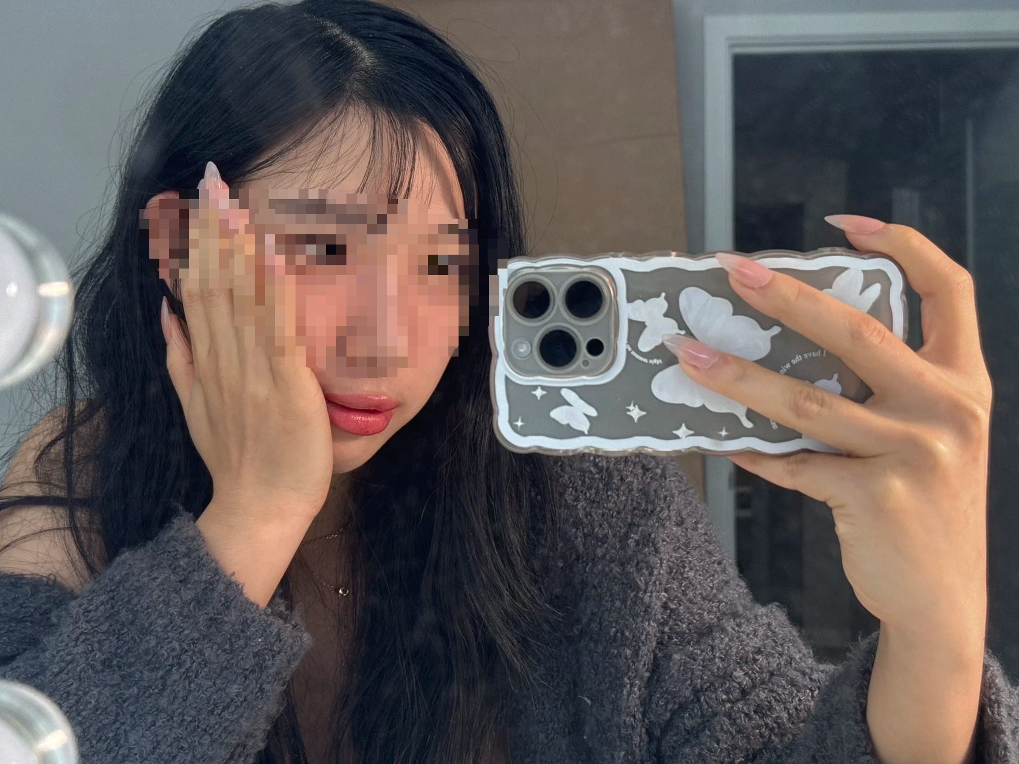 There are many speculations that Reptile is dating the beauty, which is why he could visit her home to stream together
