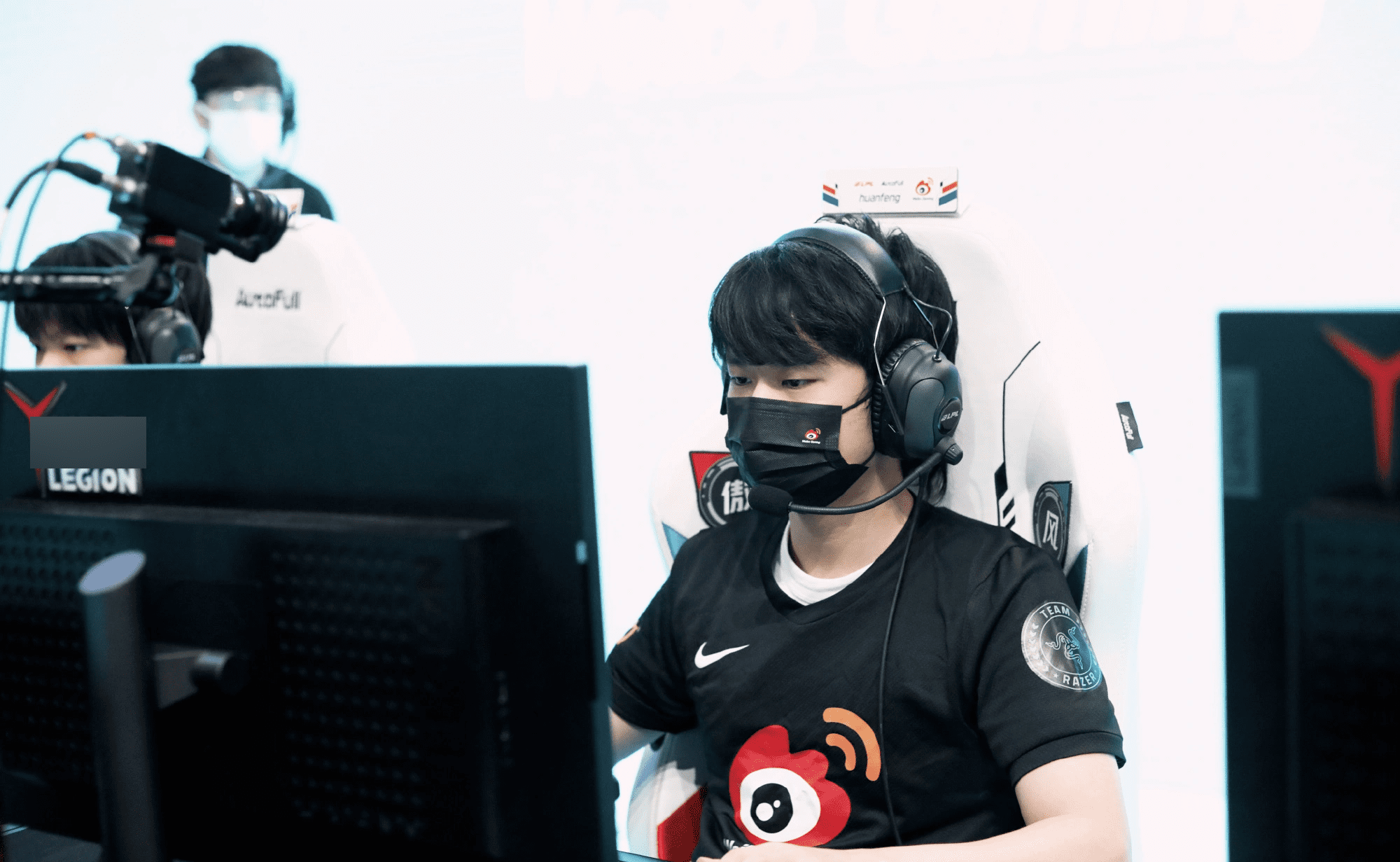 LPL players often get caught up in love dramas